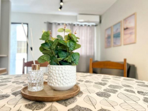006 - Apartamento com 2 dormitórios na praia de Bombas
